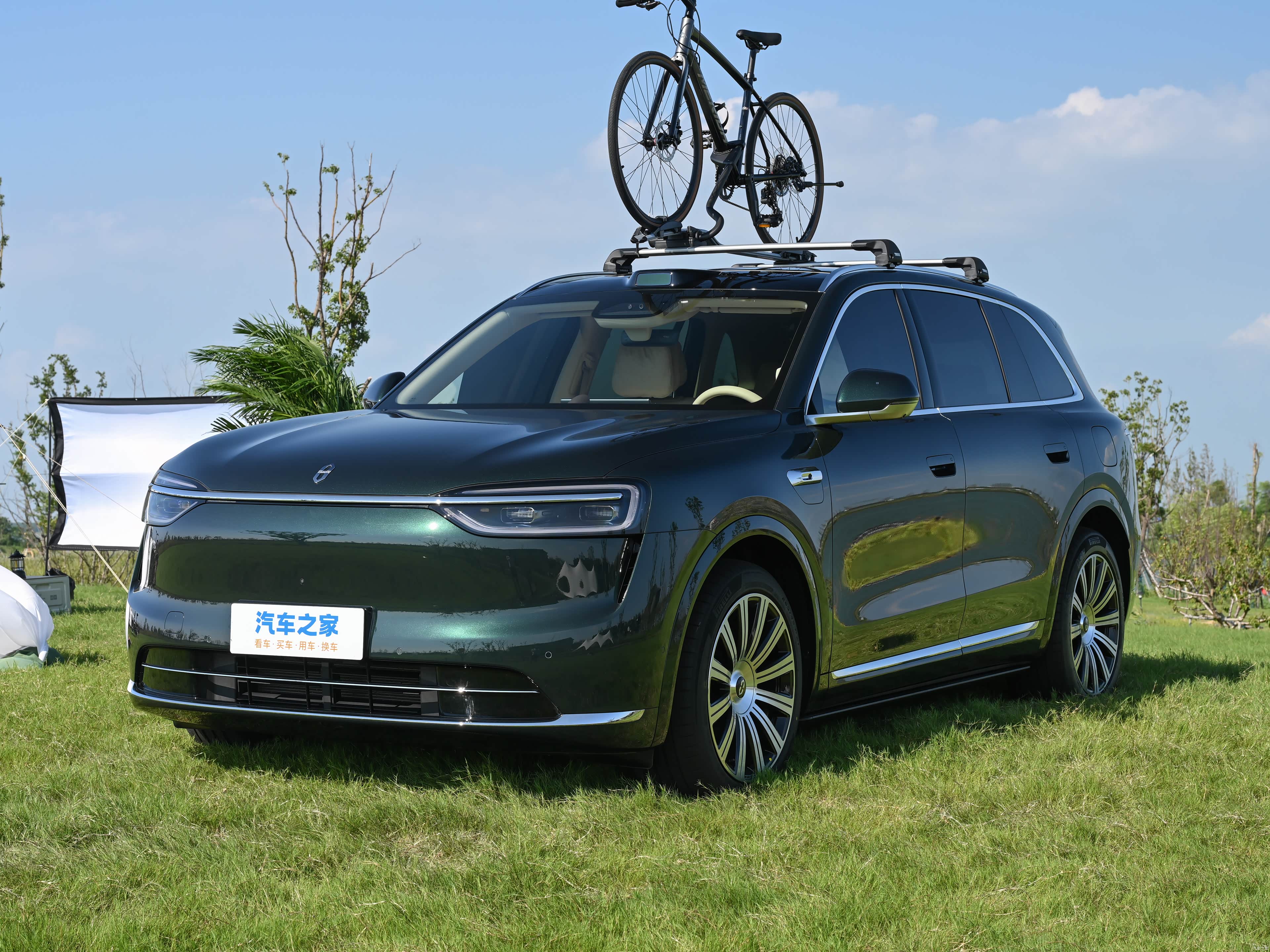 AITO M7 EREV Ultra 5 seats 4wd — Фото автомобиля 1