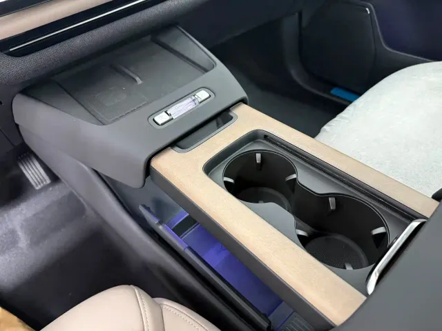 Volvo XC70 Plug-in Hybrid — Фото автомобиля 12