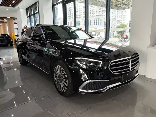 Mercedes-Benz E-Class — Фото автомобиля 3