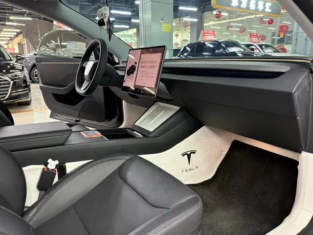 Tesla Model 3 — Фото автомобиля 11