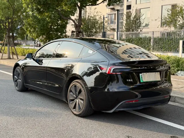 Tesla Model 3 — Фото автомобиля 3