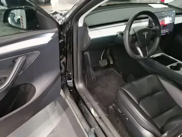 Tesla Model Y — Фото автомобиля 15