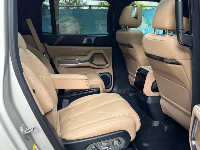 Fang Cheng Bao Leopard 8 2025 Zhiyong Flagship 6-Seater — Фото автомобиля 14