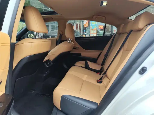 Lexus ES — Фото автомобиля 7