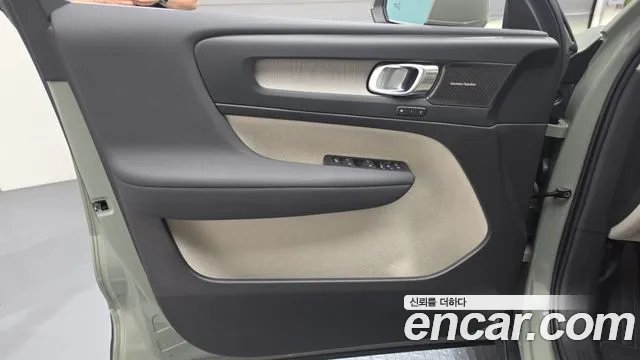 Вольво XC40 B4 Ultimate Bright — Фото автомобиля 23