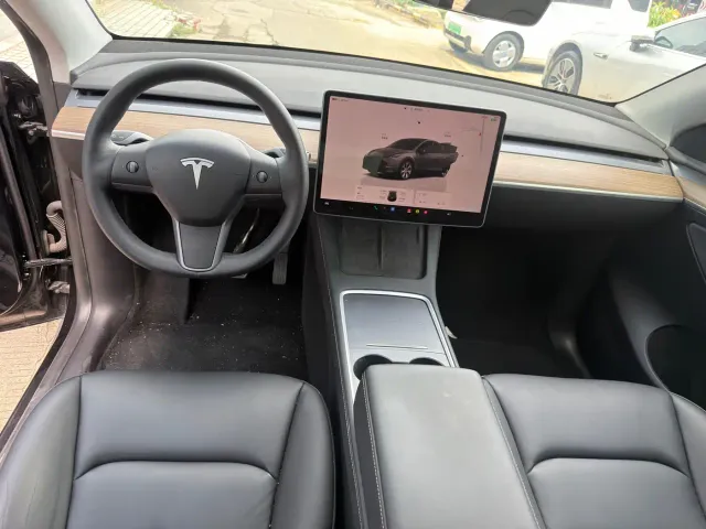 Tesla Model Y — Фото автомобиля 6