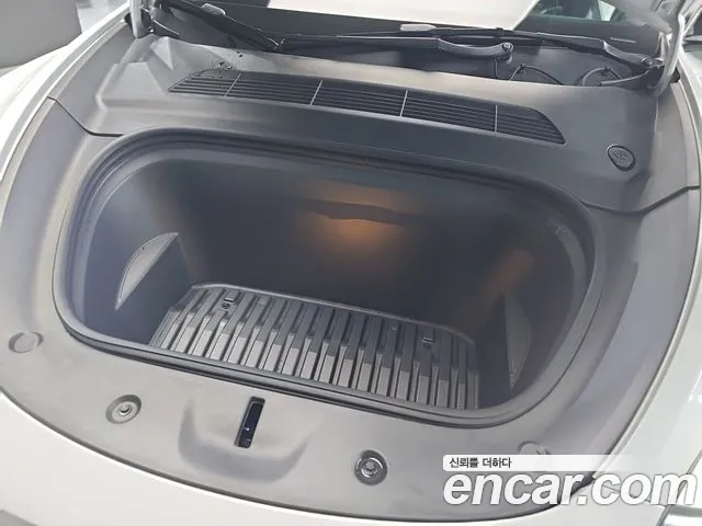 Tesla Model Y — Фото автомобиля 6