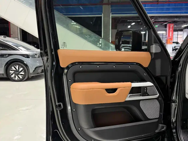 Land Rover Defender — Фото автомобиля 11