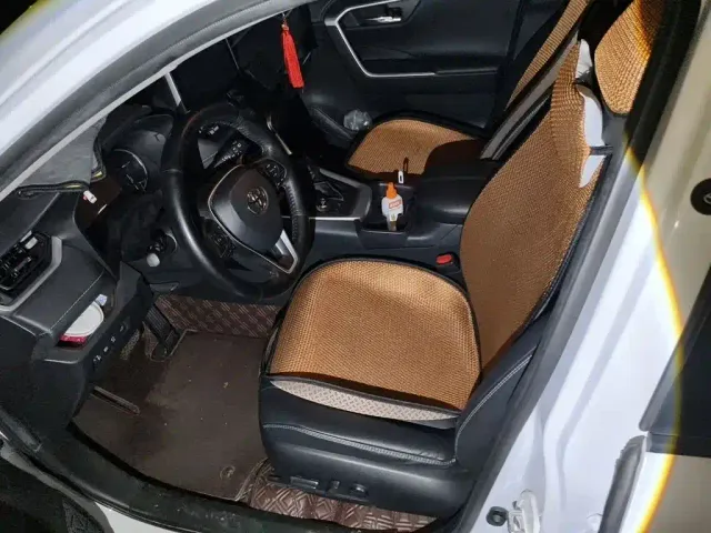 Toyota RAV4 — Фото автомобиля 12