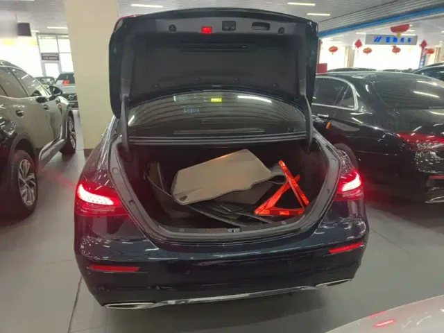 Mercedes-Benz E-Class — Фото автомобиля 18