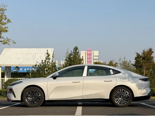 Geely Galaxy Xingyao 8 — Фото автомобиля 4