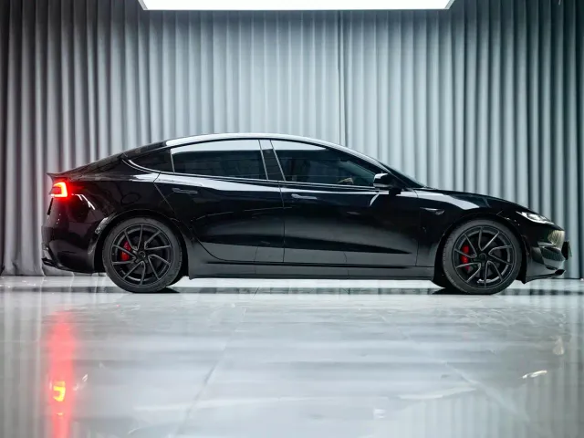 Tesla Model 3 — Фото автомобиля 4