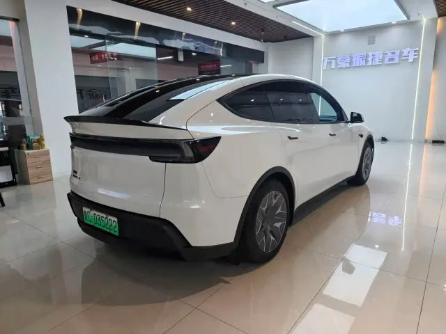 Tesla Model Y L — Фото автомобиля 14
