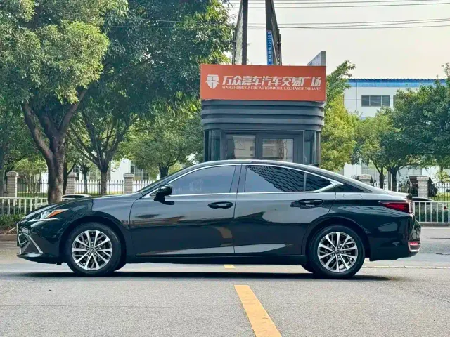 Lexus ES — Фото автомобиля 8