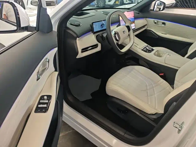 Geely Galaxy Starship 7 EM-i — Фото автомобиля 15