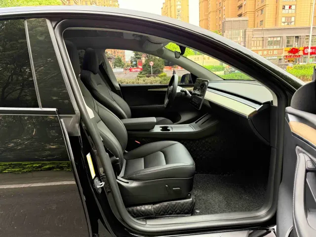 Tesla Model Y — Фото автомобиля 11