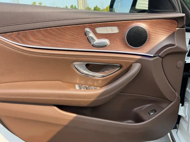 Mercedes-Benz E-Class — Фото автомобиля 16