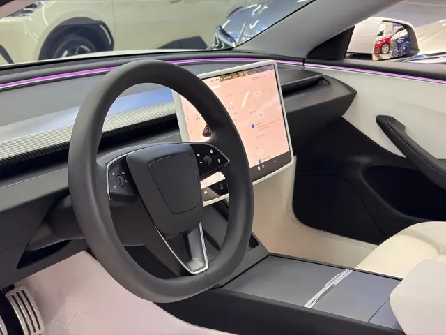 Tesla Model 3 — Фото автомобиля 4