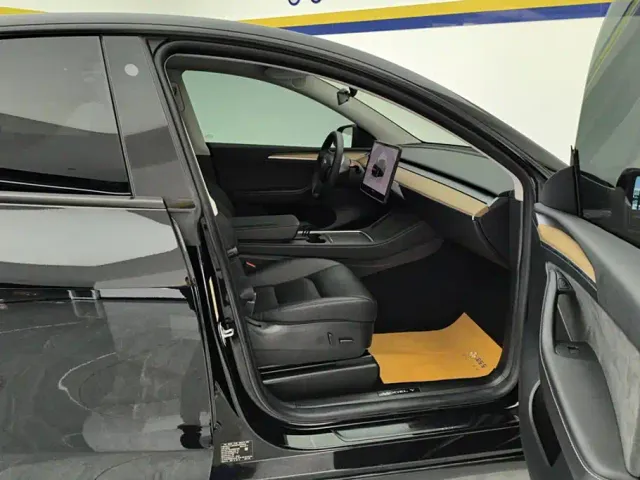 Tesla Model Y — Фото автомобиля 8