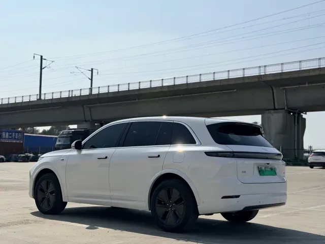 Li Auto L7 — Фото автомобиля 10