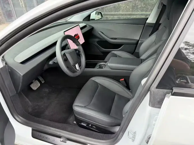 Tesla Model 3 — Фото автомобиля 8