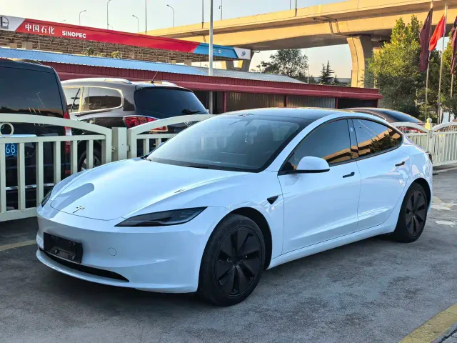Фотография автомобиля — Tesla Model 3