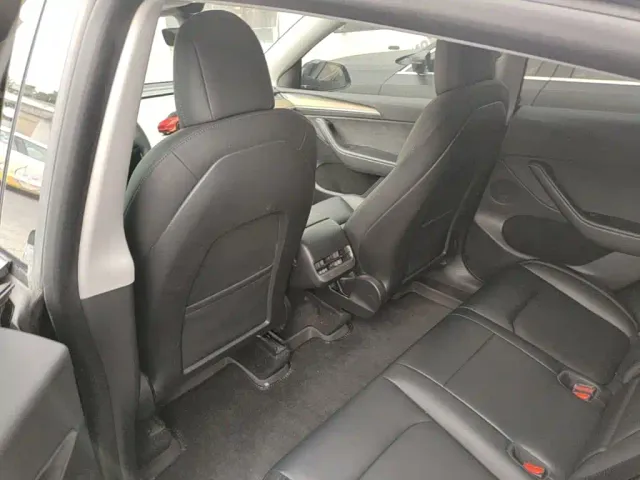 Tesla Model Y — Фото автомобиля 14