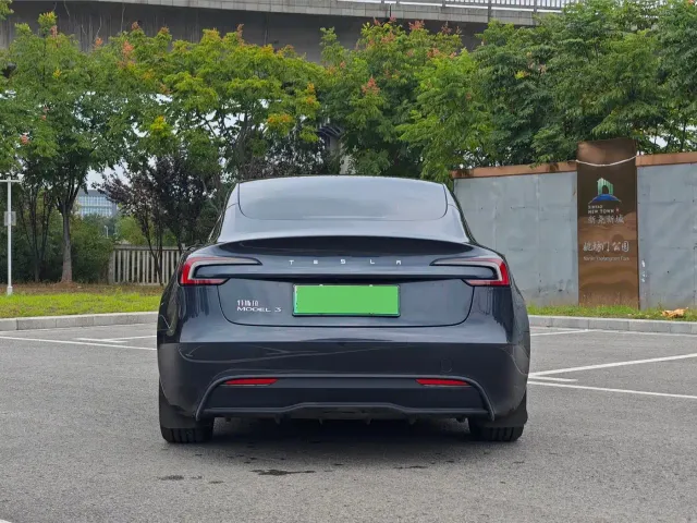 Tesla Model 3 — Фото автомобиля 5