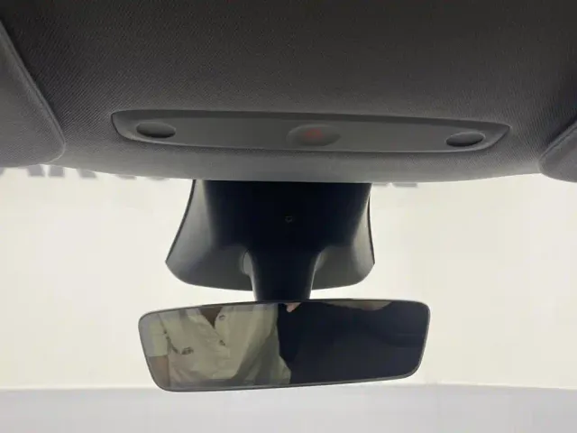 Tesla Model Y — Фото автомобиля 26
