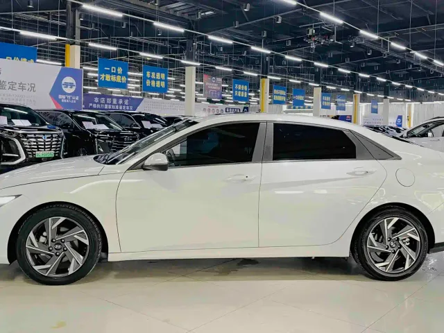 Hyundai Elantra — Фото автомобиля 4