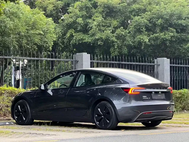 Tesla Model 3 — Фото автомобиля 5