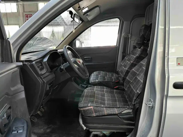 Wuling Hongguang V — Фото автомобиля 11