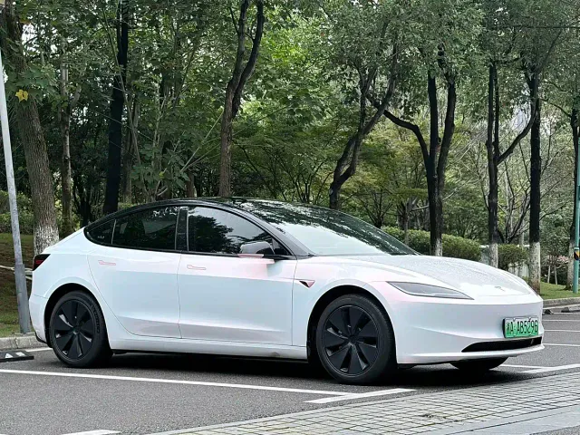 Tesla Model 3 — Фото автомобиля 6
