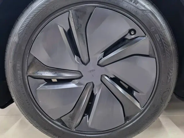 Tesla Model Y — Фото автомобиля 12