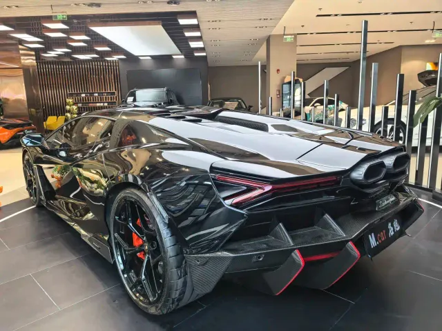 Lamborghini Revuelto — Фото автомобиля 4