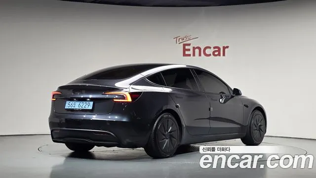 Tesla Model 3 — Фото автомобиля 2