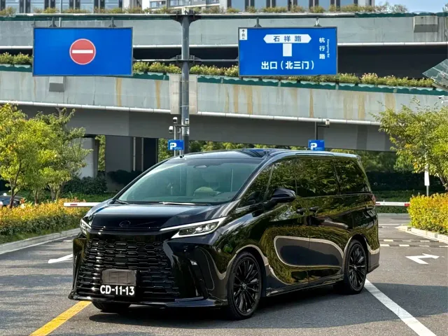 Lexus LM — Фото автомобиля 3