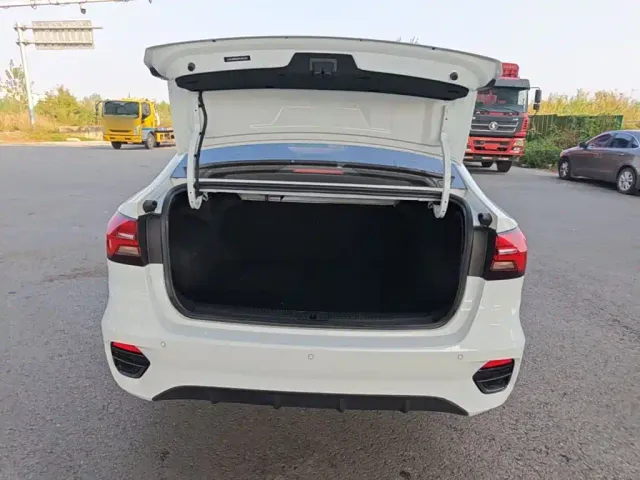 Roewe i5 — Фото автомобиля 18