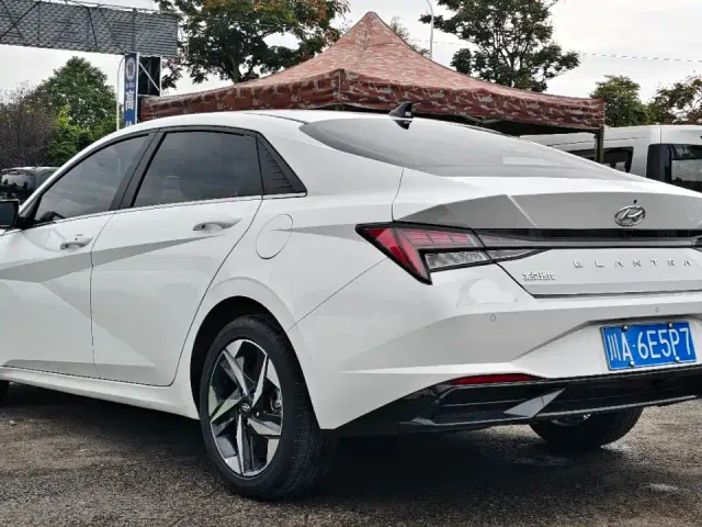 Hyundai Elantra — Фото автомобиля 10