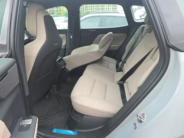 Volvo XC70 Plug-in Hybrid — Фото автомобиля 16
