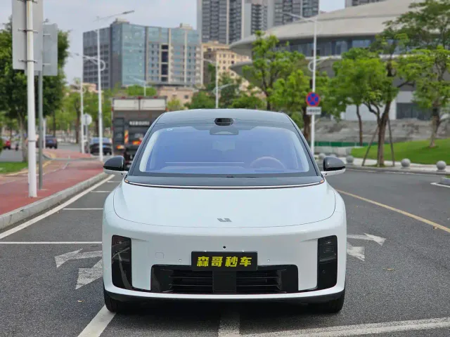 Li Auto i8 — Фото автомобиля 2