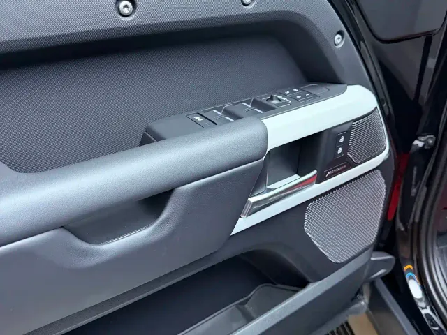 Land Rover Defender — Фото автомобиля 8