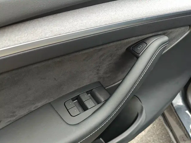 Tesla Model Y — Фото автомобиля 10