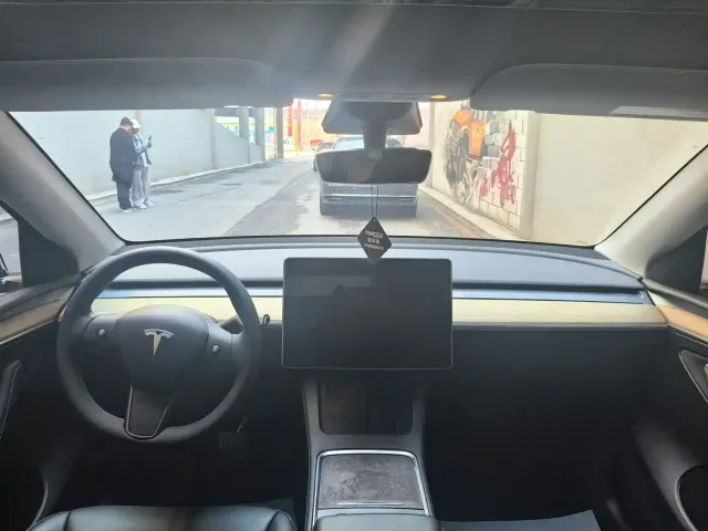 Tesla Model Y — Фото автомобиля 9