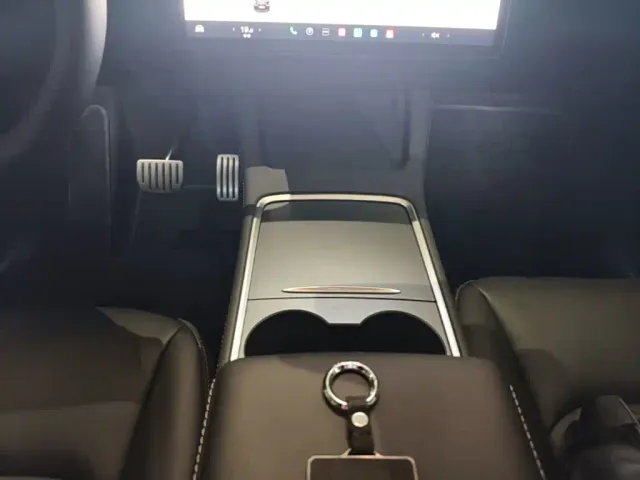 Tesla Model Y — Фото автомобиля 13