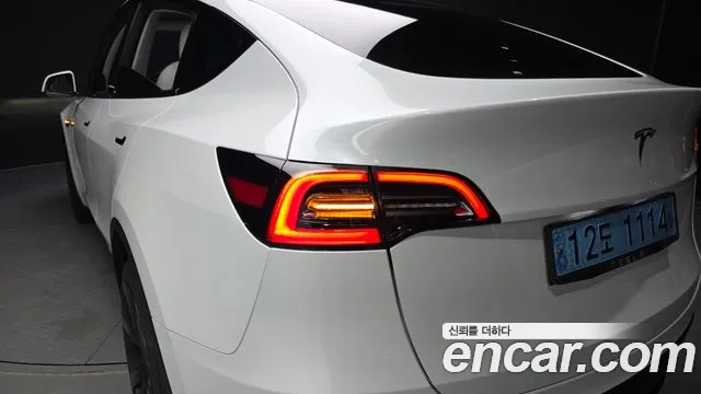 Tesla Model Y — Фото автомобиля 23