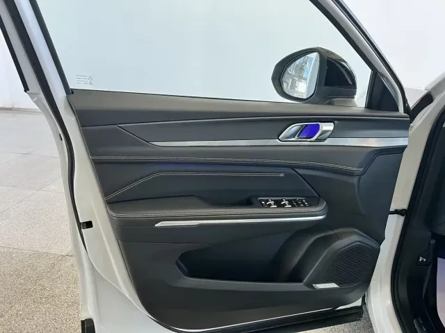 Lynk & Co 01 — Фото автомобиля 7