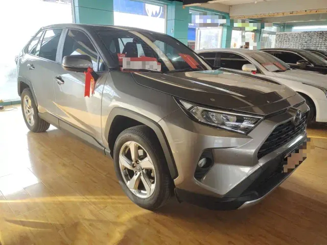 Toyota RAV4 — Фото автомобиля 3