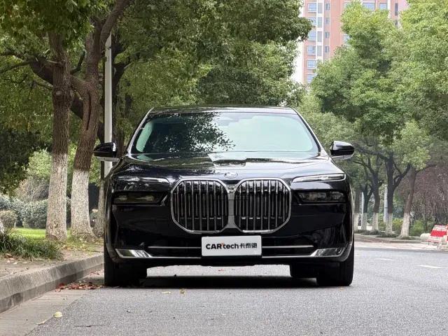BMW 7 Series — Фото автомобиля 3