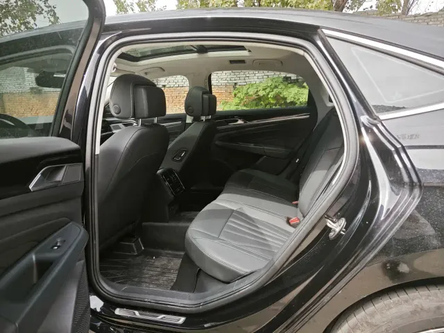 Volkswagen Passat — Фото автомобиля 5